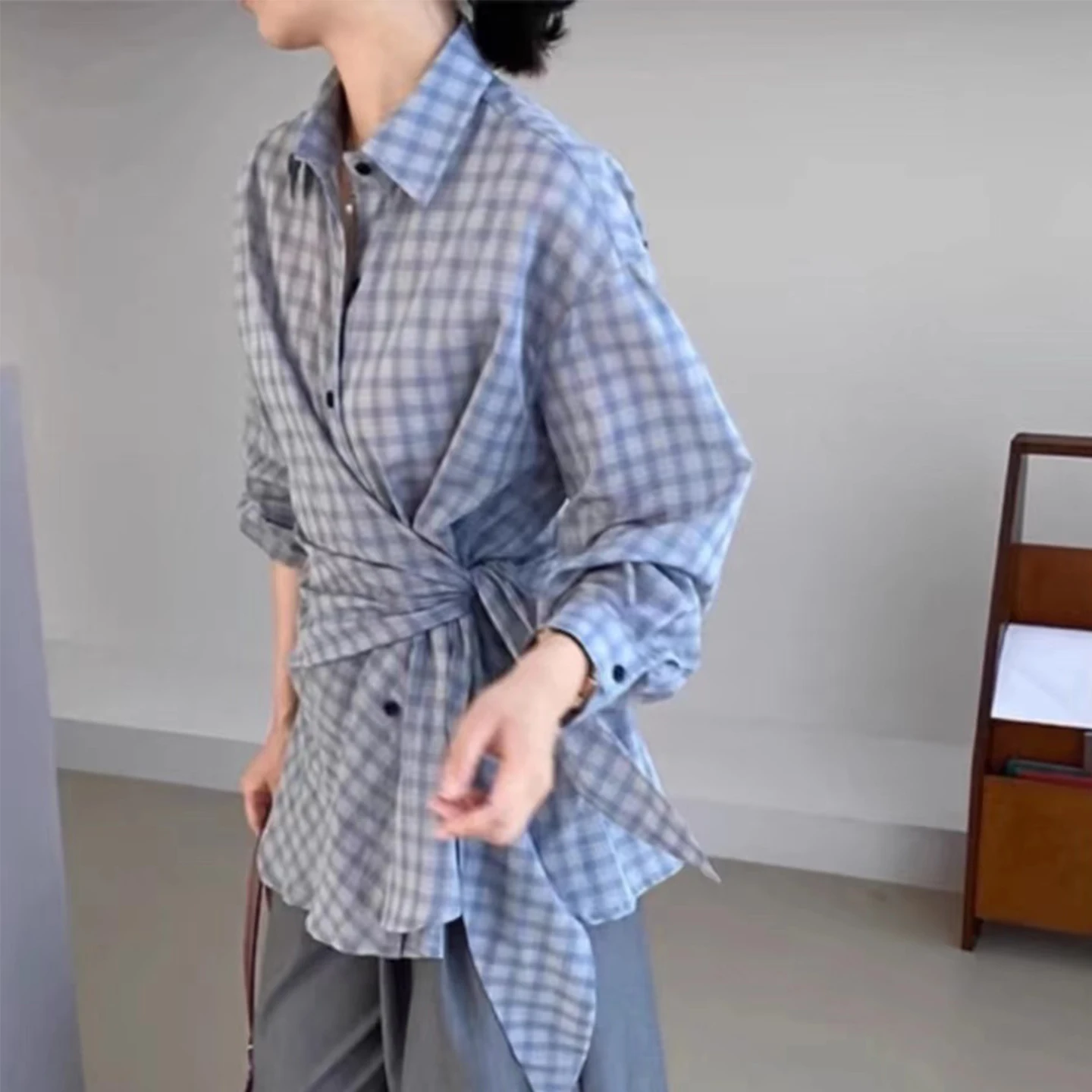 

Ретро-рубашка женская синяя в клетку с длинным рукавом, ранняя весна 2026, повседневный стиль, приталенный крой, топ с воротником на пуговицах