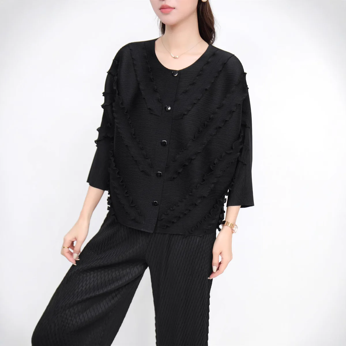 2025 Miyake printemps plié haut nouvelle mode banlieue confortable polyvalent simple boutonnage couleur unie Plisse petit haut Cardigan