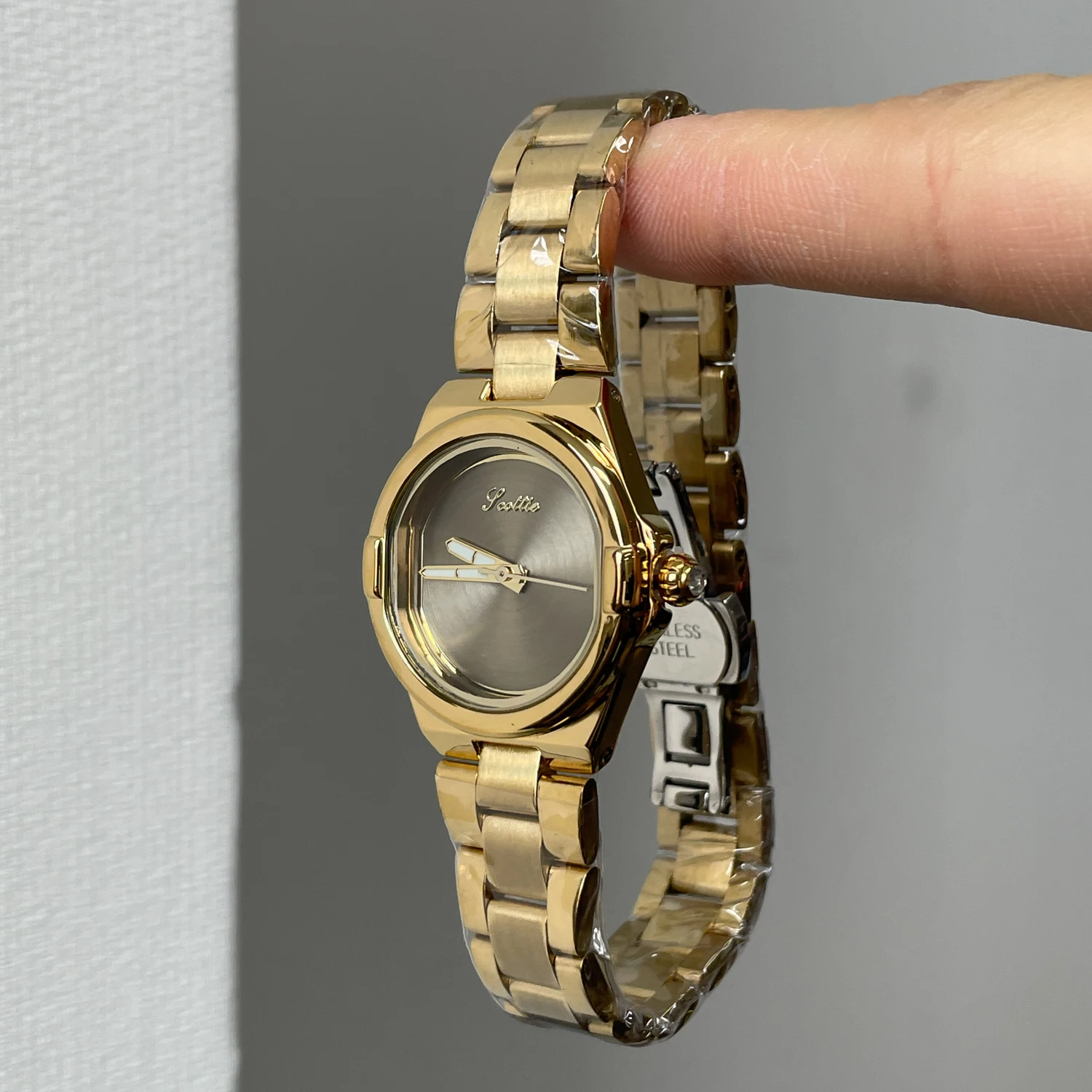 ساعة نسائية فاخرة، ملمس راقي، طراز جديد 2025، تصميم بسيط وأنيق، اختيار ممتاز، هدية للنساء. #3