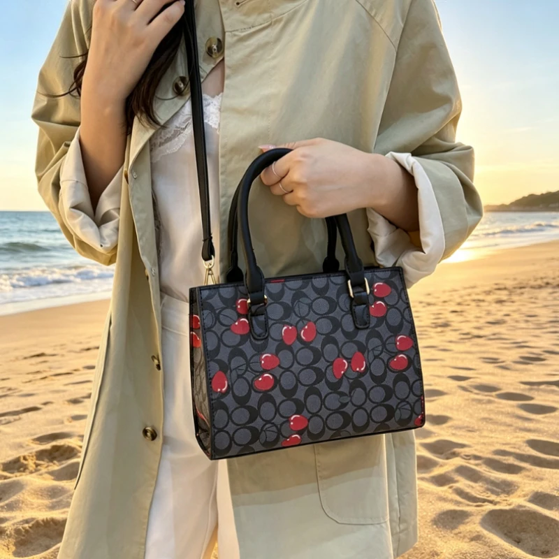 Famous designer women's zipper crossbody bag, classic women's chain strap shoulder bag, luxurious fashion style handbag