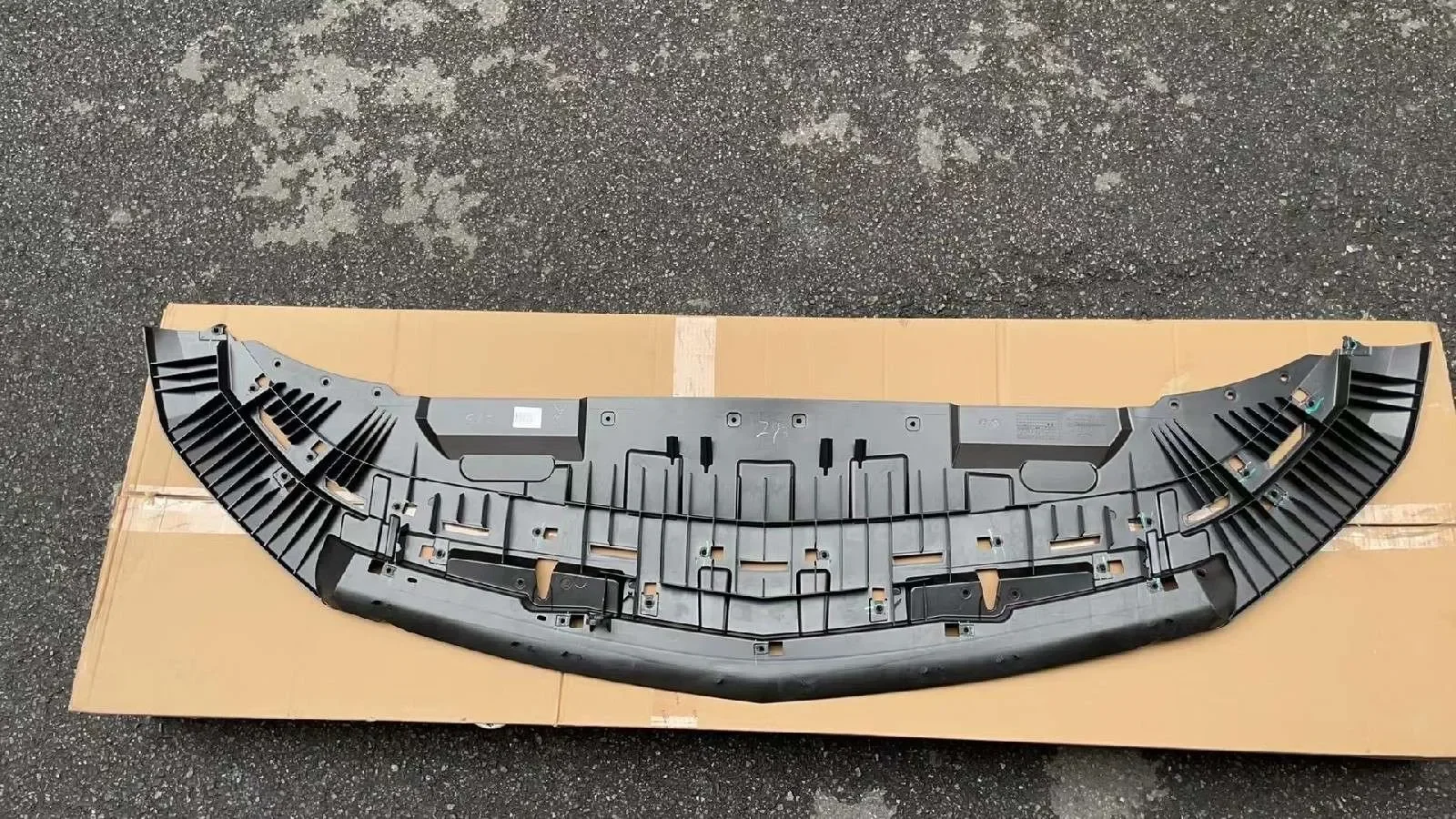 

Car lower guard plate Water Tank Protective Plate Guide Plate bracket for Cadillac XT6