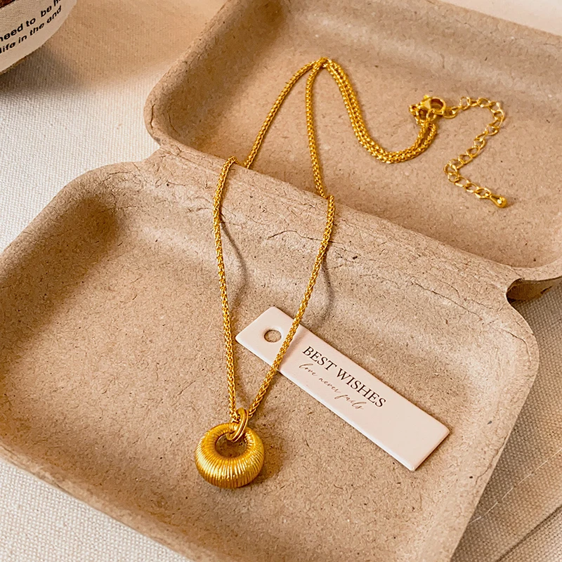Retro Sandgoldfarbene Matte Runde Anhänger-Halskette für Damen und Herren Sommer 2026 Trendiger Schmuck Schlüsselbeinkette Accessoire – Detail 11