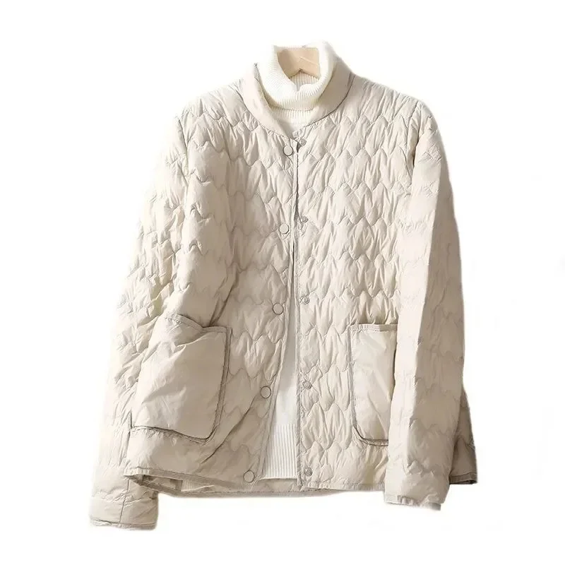 เสื้อแจ็คเก็ตผ้าฝ้ายบุใยสังเคราะห์แบบใหม่ ปี 2024 สำหรับผู้หญิง น้ำหนักเบา สั้น แฟชั่น ปาร์ก้า ฤดูหนาว อุ่น  เสื้อโค้ทบุใยสังเคราะห์ผ้าฝ้ายทรงหลวม สไตล์เกาหลี เสื้อคลุมตัวนอก