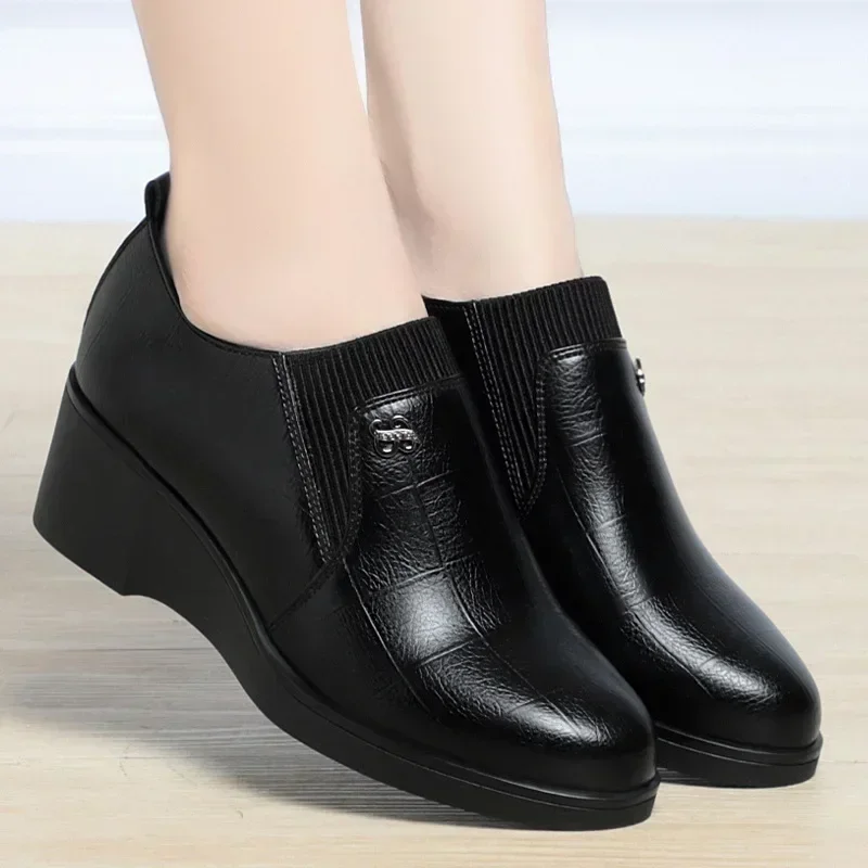 Slope heel leather shoes 2024 new middle-aged and elderly women\'s shoes soft leather mother\'s shoes spring and autumn