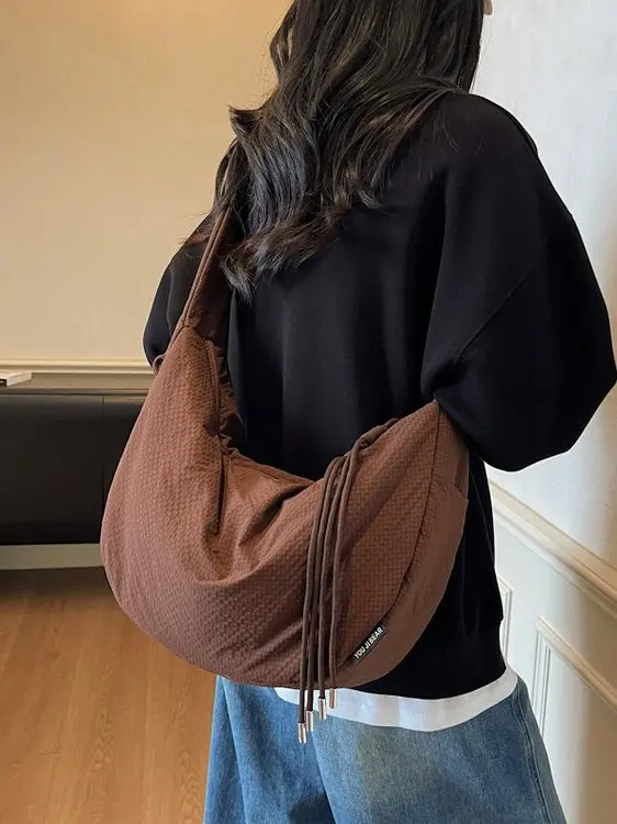 

Повседневная сумка-тоут 2025 года, однотонная, большой вместимости, легкая, на одно плечо, в форме пельменя, для повседневного использования