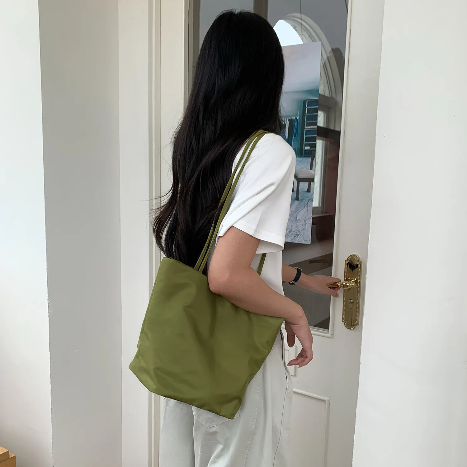 Korean Niche Large Capacity Nylon Bucket Bag Women's Commuter Shoulder Bag 2026 New Style Lightweight Trendy Tote 3