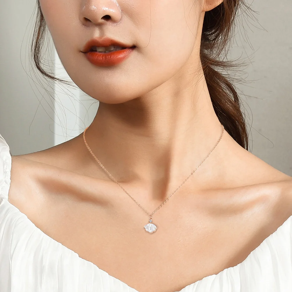 

2Pcs Shell Pendant Necklaces for Trendy Titanium Steel Lock Chain Necklace Stylish Decorative Jewelry for Women and Teens