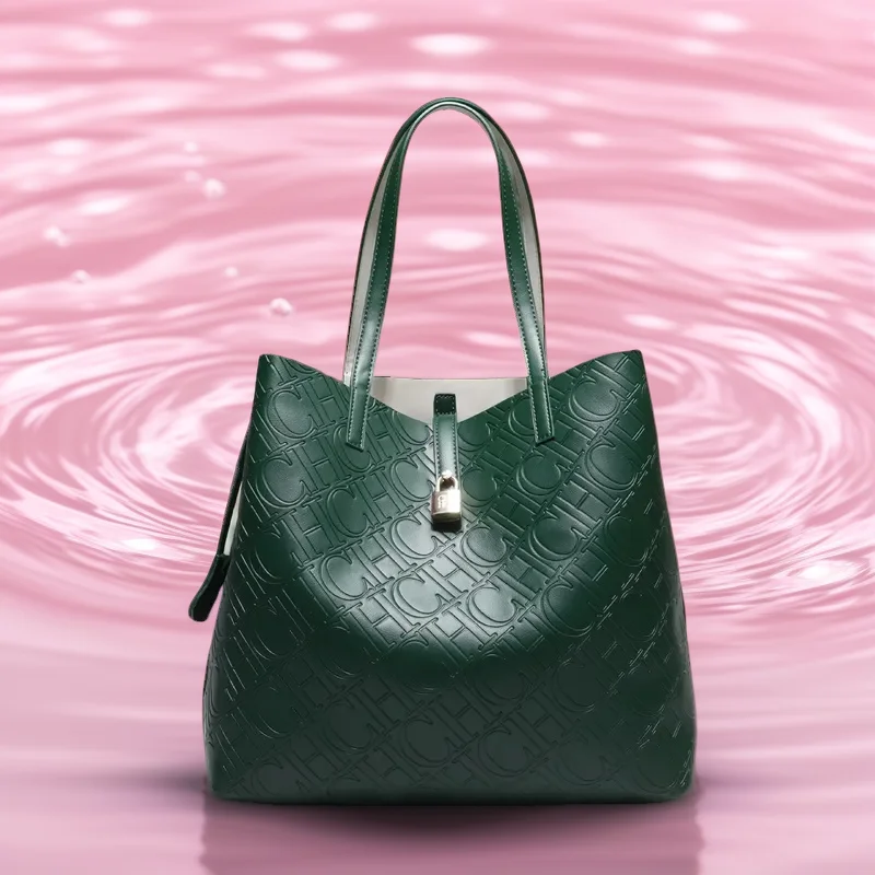 

Элегантная кожаная сумка-тоут от люксового бренда для женщин, классическая сумка через плечо с ремешком, вневременной дизайн.