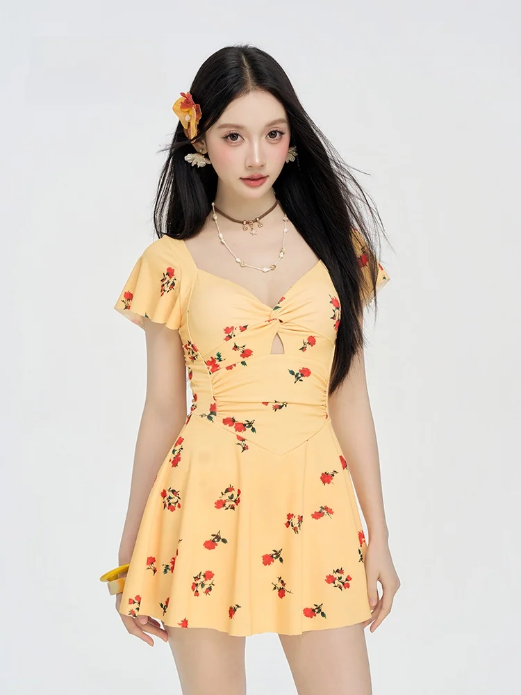 

Conservative Sle Floral Print One-Piece Swimsuit V-Ne ort Sve Yellow Thermal Vaion Resort Casual Swimwear