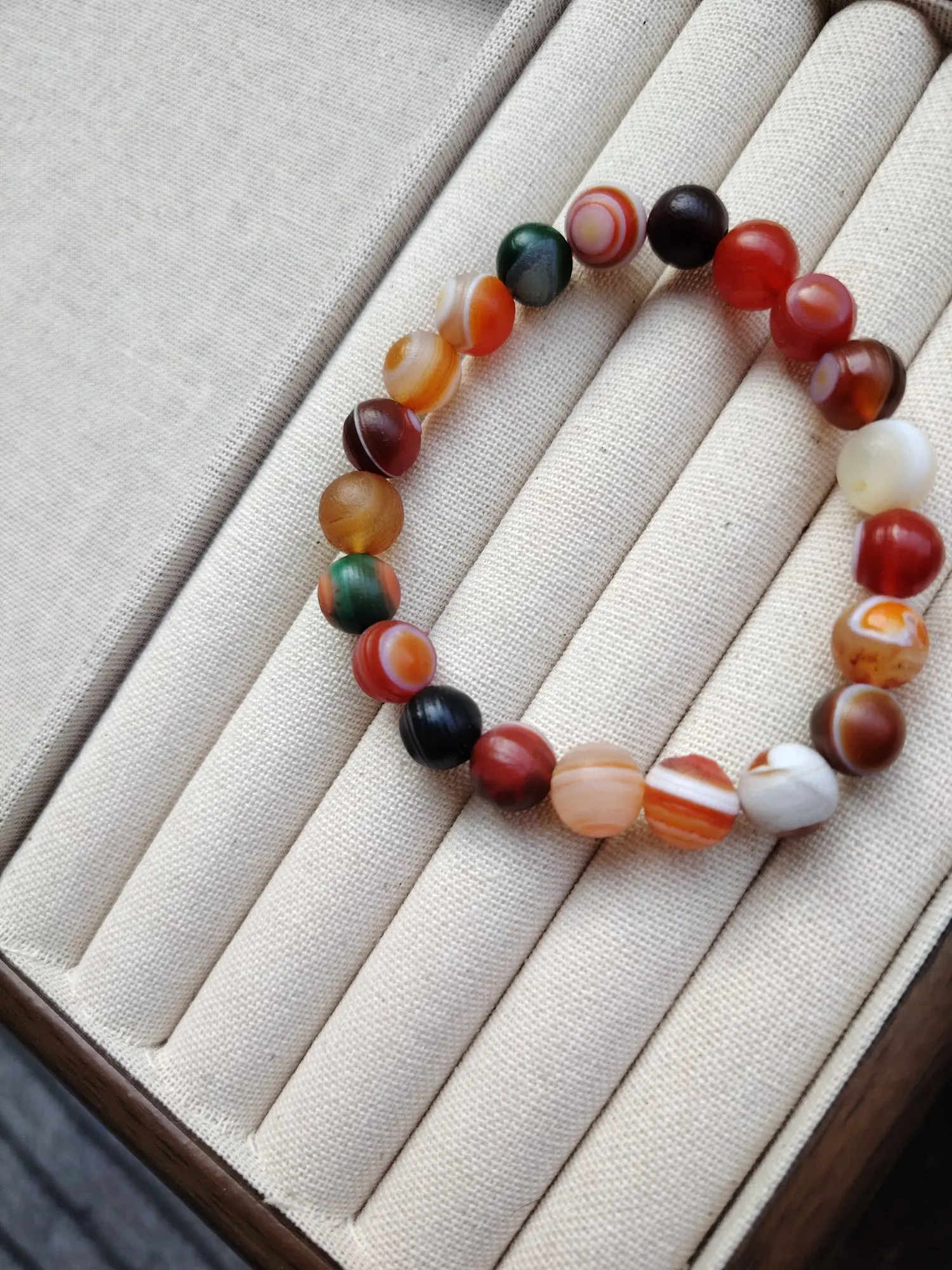 

Этот изысканный браслет из круглых бусин из агата Alxa, символизирует победитель в жизни, и является идеальным подарком для семьи и друзей.