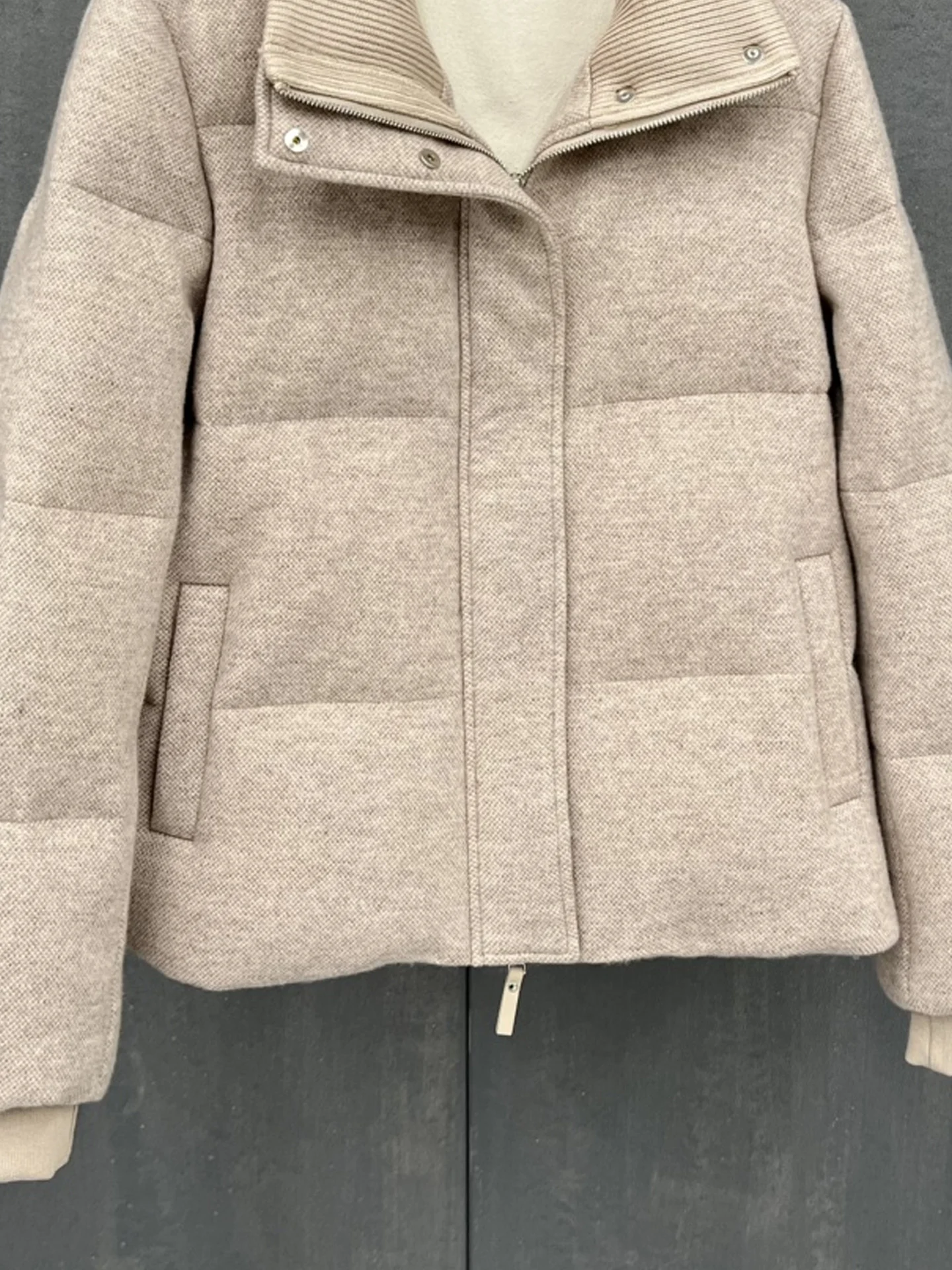 Outono e inverno nova alta qualidade pele brilhante ganso para baixo jaqueta emenda de malha para baixo jaqueta estilo retro feminino