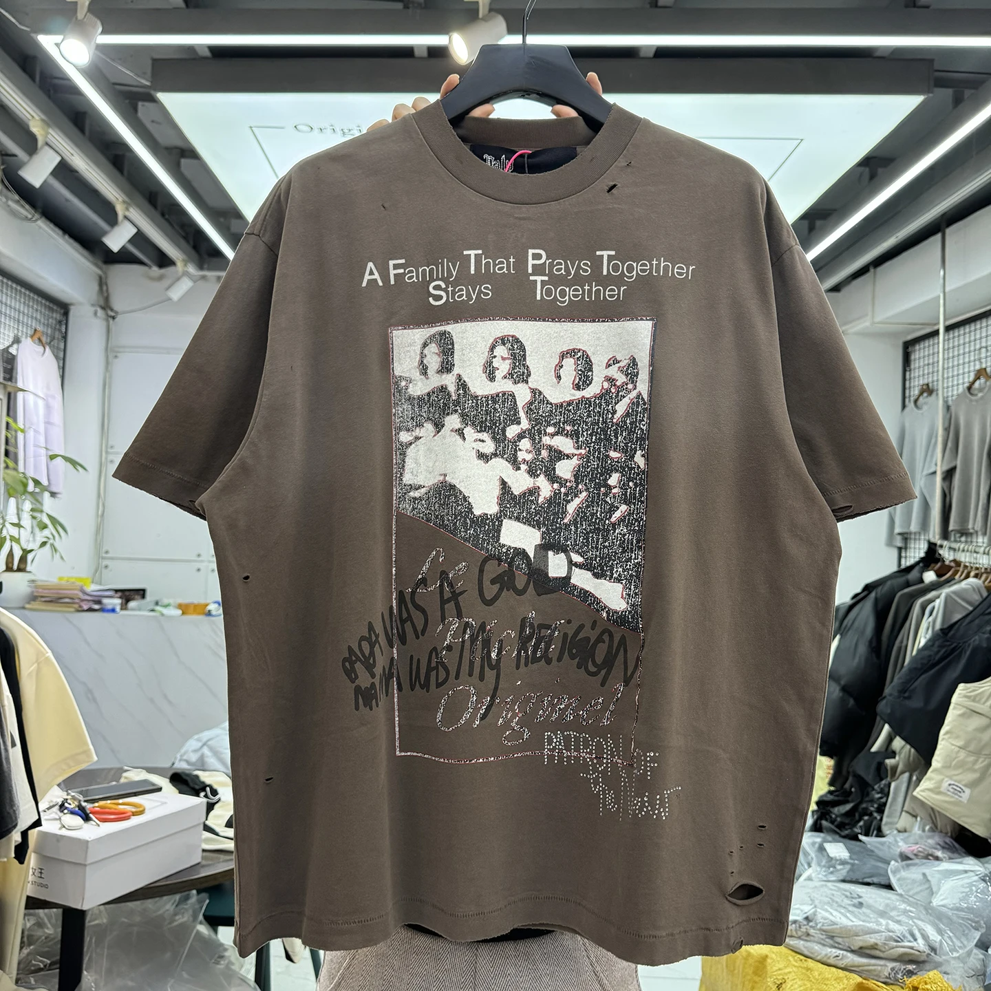 

Retro American Streetwear T-Shirt with Letter Print Rhinestone Hole Washed Short Sleeve Unisex Loose Fit Summer Top