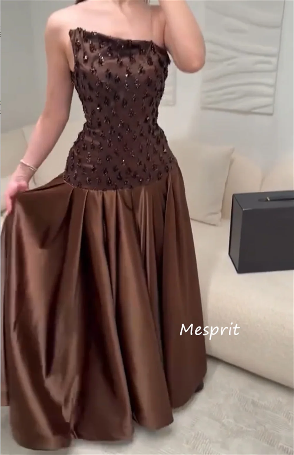 ชุดเดรสยาวทรงเอไลน์แบบไร้สาย ประดับเลื่อมลายจีบผ้าชาร์มูสสุดหรู ออกแบบพิเศษสำหรับโอกาสพิเศษ งานเลี้ยงระดับคนดัง