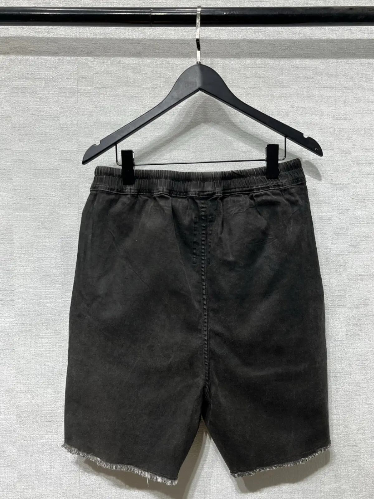 Men's Summer Dark R-Style Washed Distressed Casual Shorts, 5-Inch Inseam Mid-Length Denim Shorts for Men with Raw Hem Frayed Edg