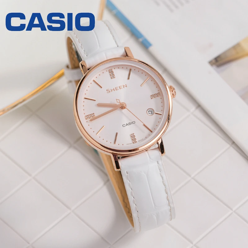 CASIO SHE-4048PGL-7A: reloj de pulsera para mujer, de estilo casual y elegante, con caja de acero inoxidable color oro rosa, cristal mineral y correa de cuero blanco.