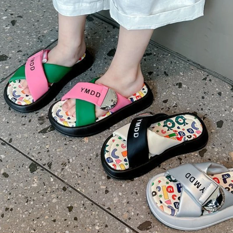 

New 2025 Slippers Summer Versatile Comfort Kids Shoes Soft Soled Non Slip Casual Girl Shoe Cartoon Cute Graffiti Sandals Klapki