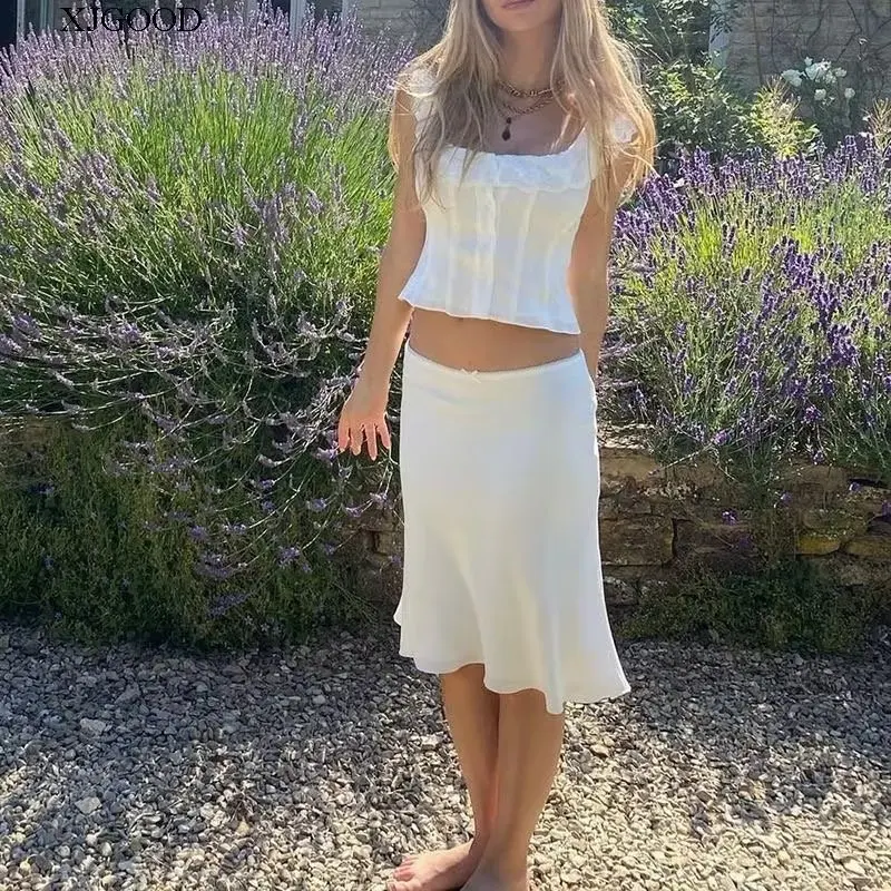 

Модный женский костюм 2025: кружевной топ-жилет и юбка средней длины. Высококачественный комплект для студенток и офиса.