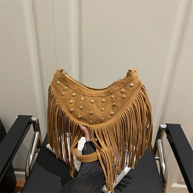 Retro Wildleder-Fransen-Schultertasche mit Metallnieten, Halbmond-Unterarmtasche, Vintage-Tageslook für Konzerte – Detail 6