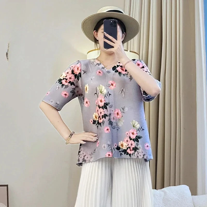 

2025 Summer Miyake Loose Versatile Fashion Casual Pleated Women's V-neck Shirt Half-sleeve Print Design Sense Comfortable Top