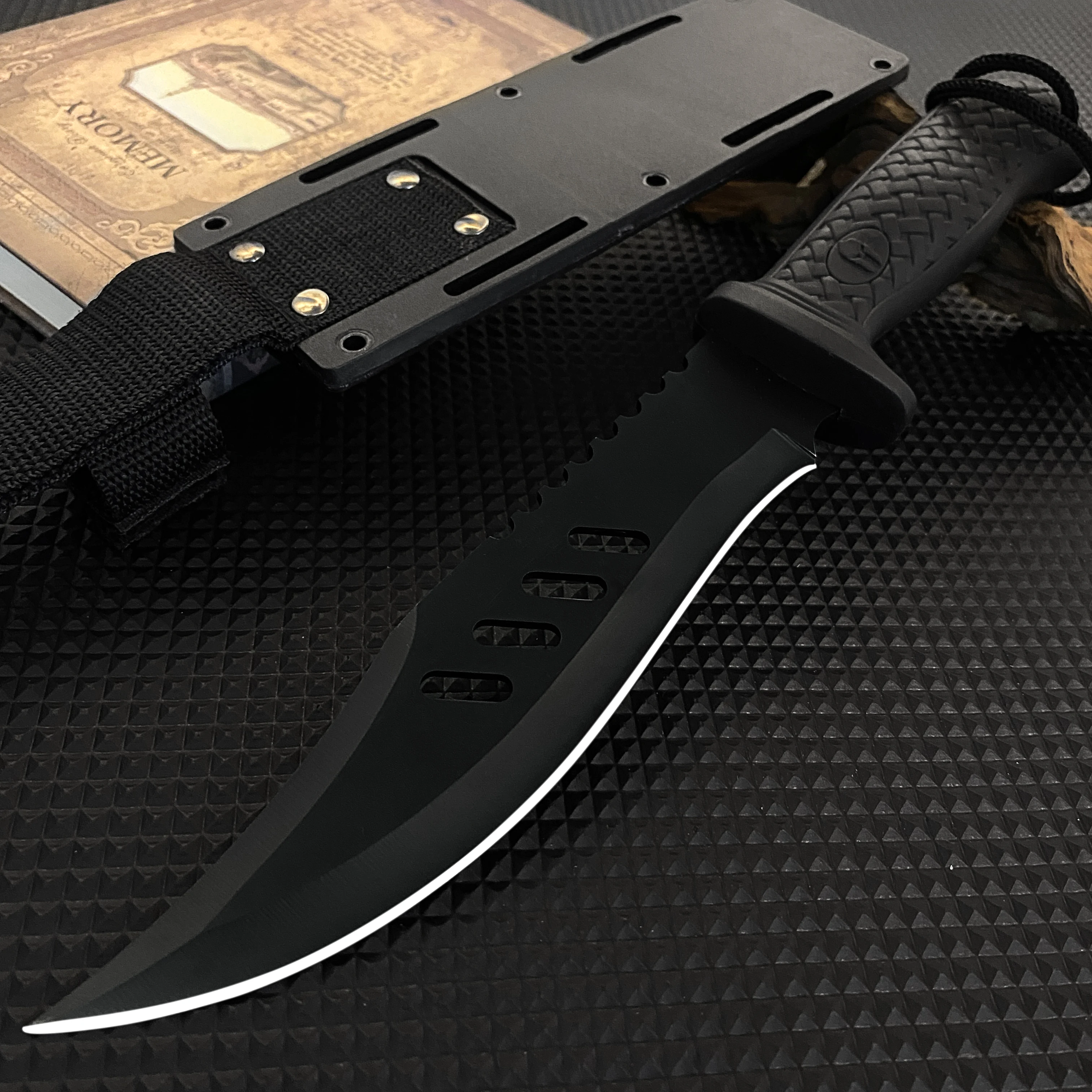 Coltello di alta qualità con lama fissa in acciaio inossidabile, manico ergonomico con motivo intrecciato, fodero protettivo per il trasporto, pratico strumento manuale per attività all’aperto, ideale