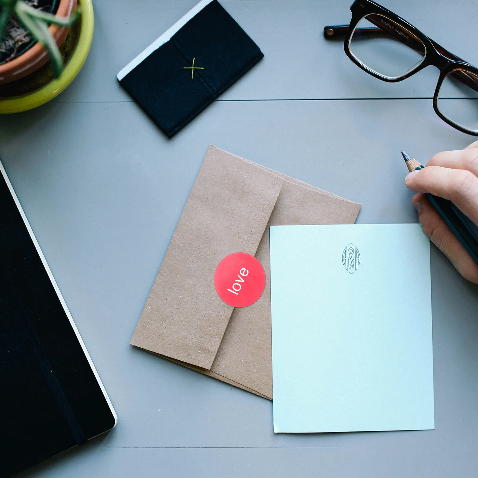 

3 рулона ярких цветных наклеек-кружочков без остатка клея для сортировки, запечатывания конвертов, упаковок, подарочных карт, для дома