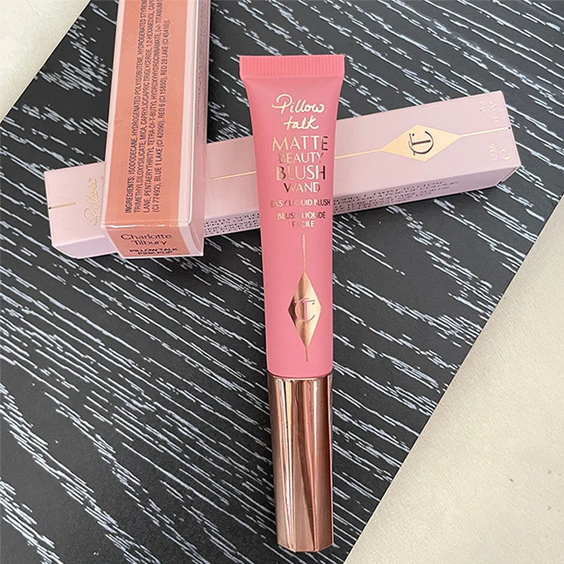 Charlotte CT Cushion Blush Stick, langdurige natuurlijke kleur, dubbelzijdige blush voor lippen en wangen, geperst poeder van Tilbury.