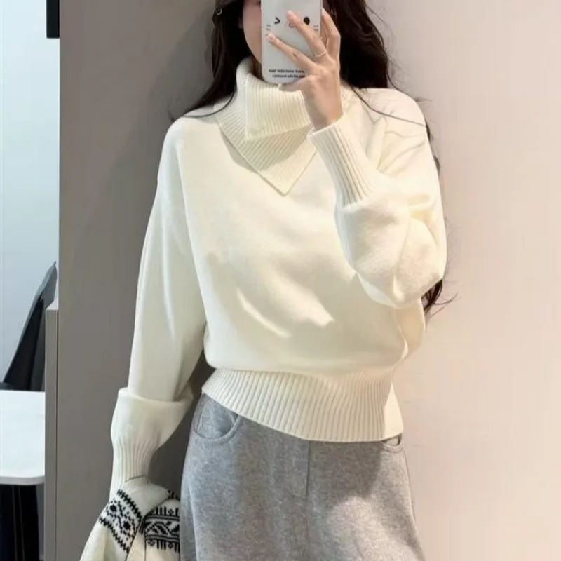 

Новинка 2025, осенне-зимний модный стиль, асимметричный свободный женский трикотаж с высоким воротником, ленивый стиль, базовый слой, водолазка, свитер