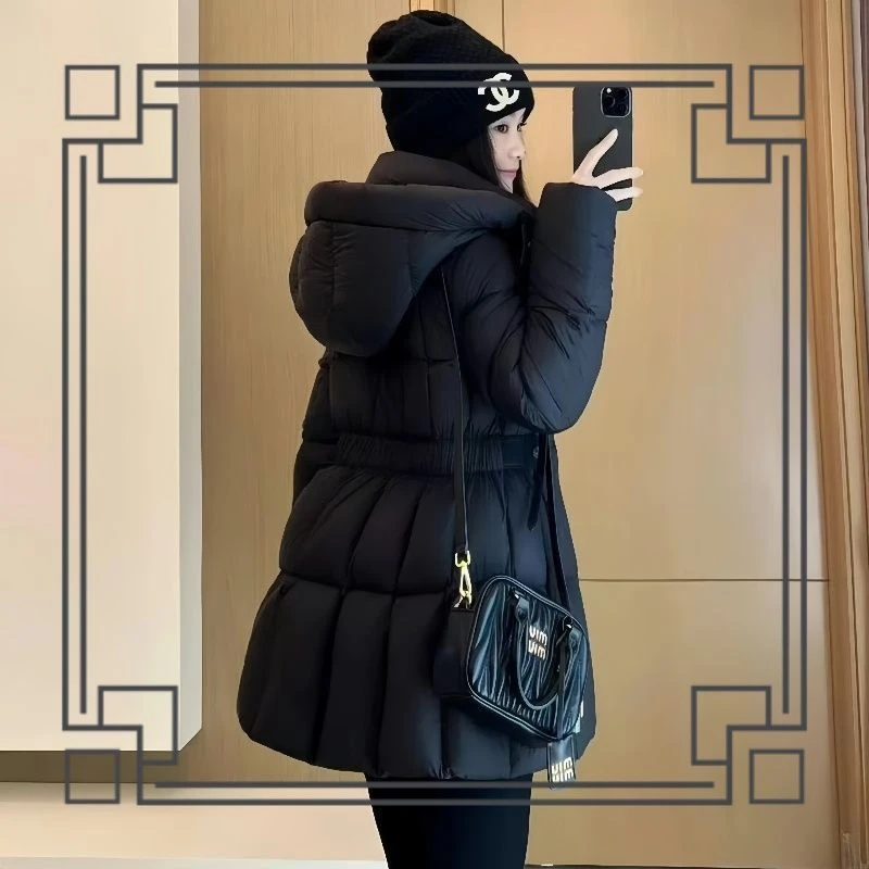 Damska kurtka z bawełnianym wypełnieniem, ocieplana, z bawełny, płaszcz z paskiem, średniej długości, odzież wierzchnia, zimowa moda, dojazdy do pracy, elegancka.