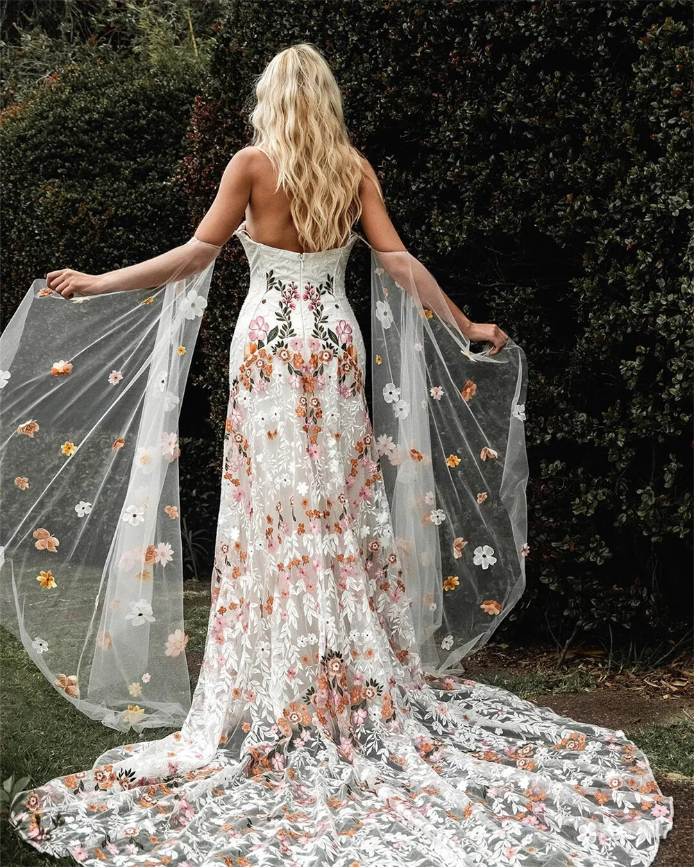 Sansa Foto reali Fiori colorati Ricamo Abito da sposa in pizzo Senza spalline Boho Abito da sposa personalizzato con schiena bassa Personalizzato 2024