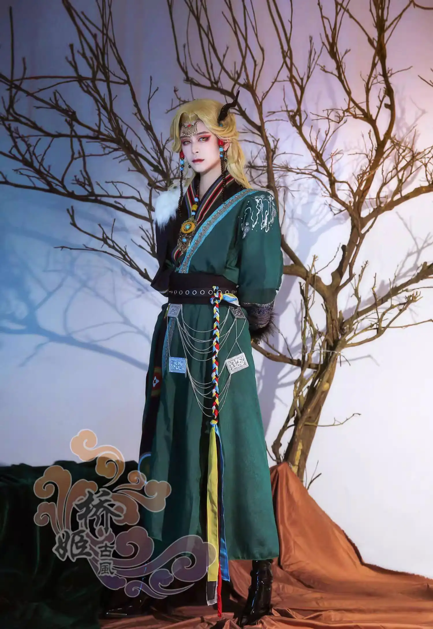 

Костюм для косплея в тибетском стиле: Красно-зеленый наряд вождителя деревенской группы в стиле Мяо для Хэллоуина, Ханьфу