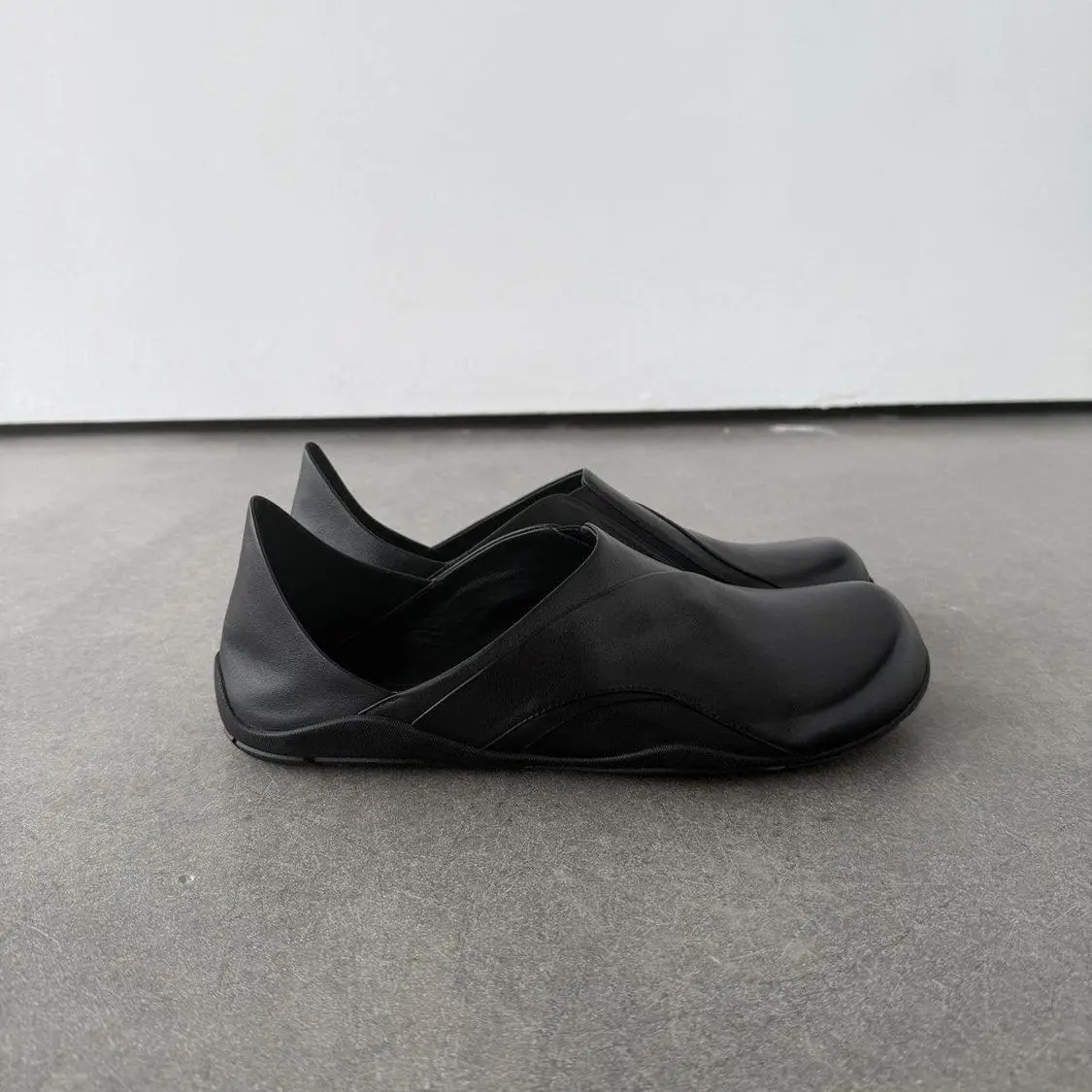 mocassini-neri-da-uomo-modello-slip-on-con-suola-piatta-leggeri-comodi-adatti-a-contesti-formali-in-stile-britannico-perfetti-per-il-lavoro-e-per-il-tempo-libero-versatili-in-pelle-di-piccole-dimensioni