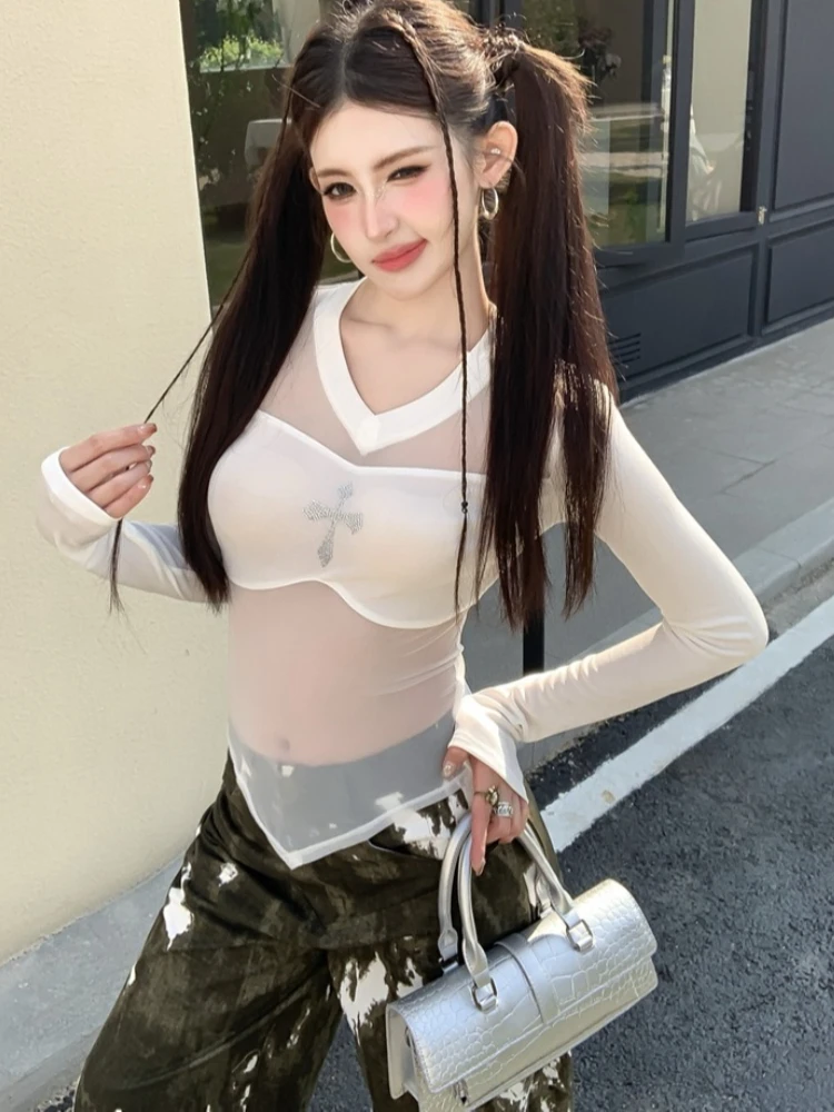 2026 Frühling Sommer Neue Damen-T-Shirts Y2K Transparentes Mesh-Panel Top Asymmetrisches Kreuz Hotfix Strass O-Ausschnitt Langarm-T-Shirt