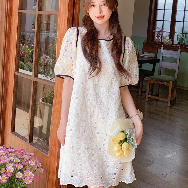 جديد الفرنسية تفريغ الدانتيل فستان بطول الركبة للنساء الصيف لطيف فضفاض الجولة الرقبة البيج الربط حافة سوداء تصميم فساتين