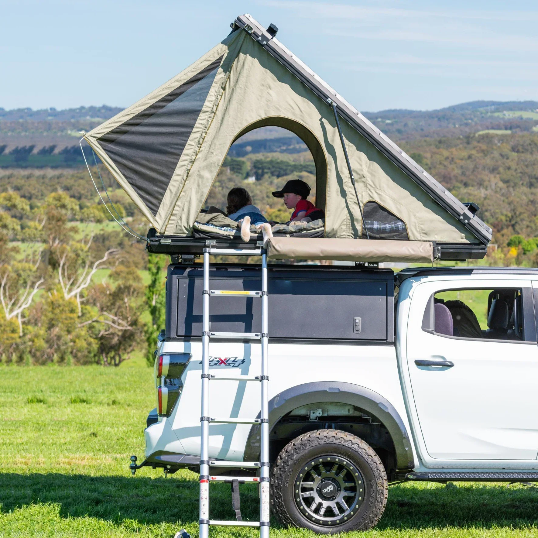 

2023 Hot selling 2 3 Persons Soft Shell Aluminum Top Roof Rooftop Tent Hard Shell Car Roof Top Tent for Camping