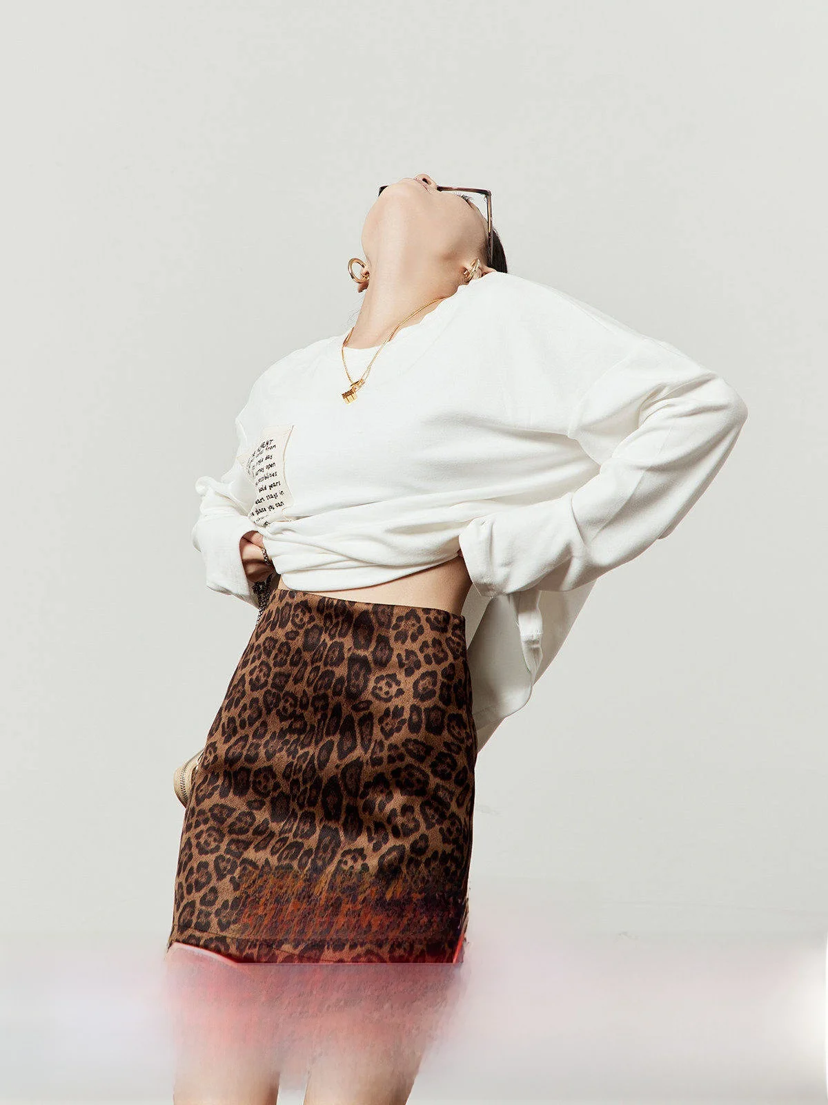 

Белая женская футболка с длинным рукавом, свободного кроя, с круглым вырезом, повседневная, с буквенным принтом, универсальная, простой дизайн, осенняя новинка