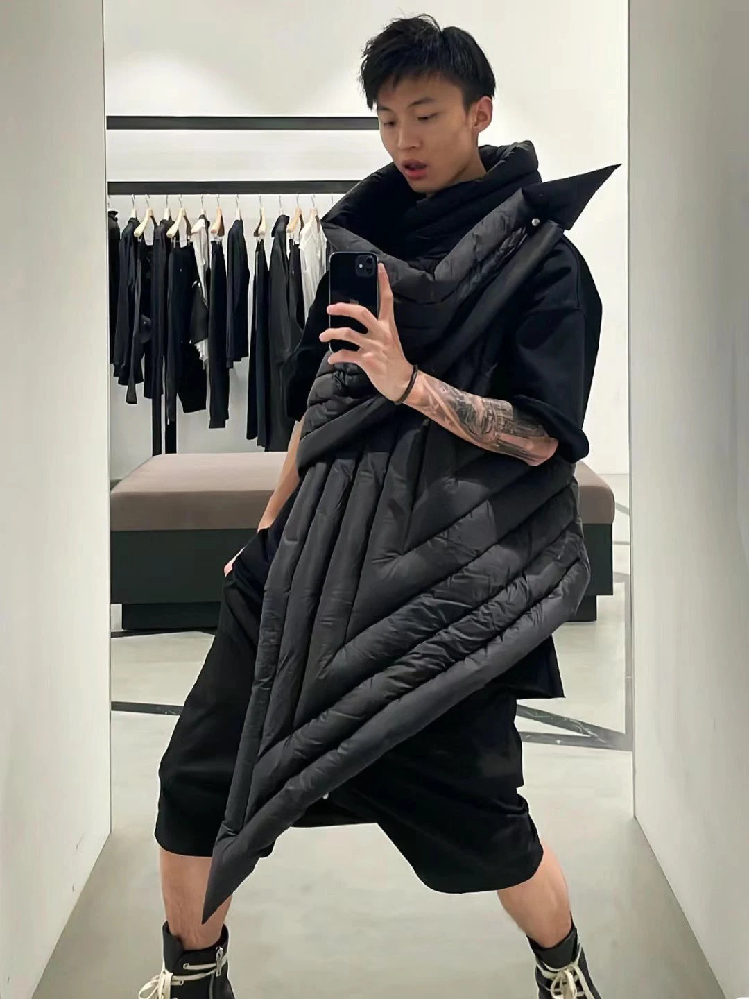 Schwarze asymmetrische Wickeljacke für Damen, ärmellos, Persönlichkeit, schick, übergroßer Schal-Stil, gepolsterte Gänsedaunen-Damenjacke