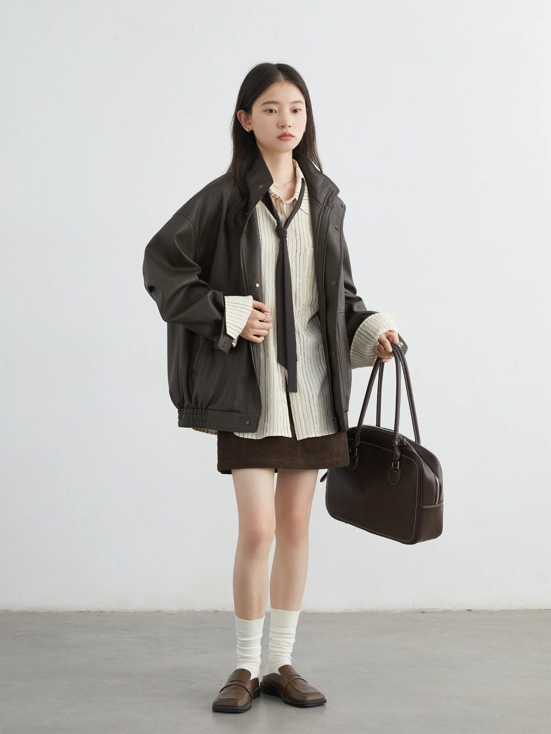 شيك فين المرأة معطف جلد صناعي فضفاض عادية جديدة ريترو يندبروف الوقوف طوق سبليت سترة بولي يوريثان الإناث خريف شتاء 2025 #3