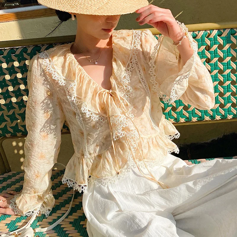 

Новая винтажная блузка с цветочным кружевом, укороченная, шикарная, бежево-желтая, с длинными расклешенными рукавами, V-образным вырезом, в стиле бохо, для отпуска, повседневная, женская.