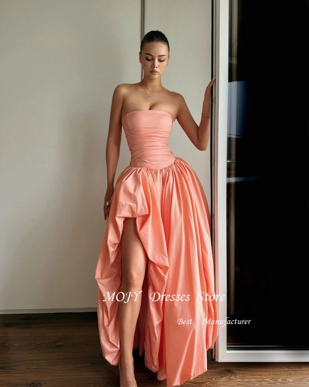 Mojy فساتين لحضور الحفلات الموسيقية على شكل حرف a مخصصة بطول الأرض بدون حمالات بدون أكمام ثوب مسائي بسيط على الموضة ثنيات بدون ظهر للحفلات