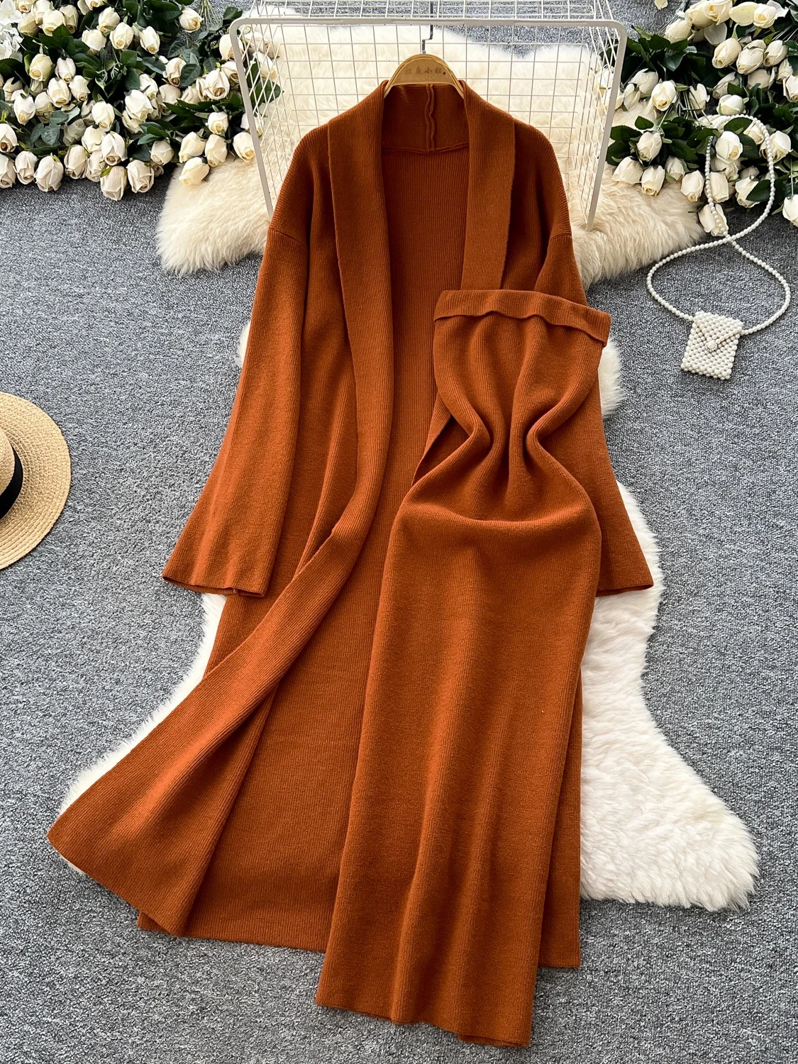 

Минималистичный вязаный комплект для женщин: облегающее платье без рукавов и длинный открытый кардиган для повседневной носки и работы.