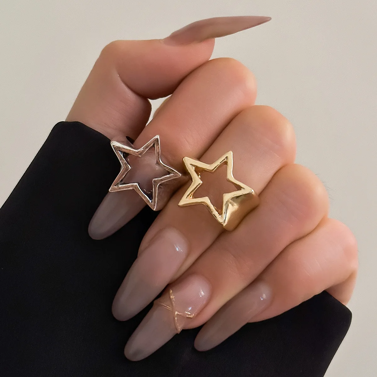 

Hot Sale Simple Geometry Hollow Out Pentagon Star Stereoscopic Rings for Woman Individuation Hip Hop Metal Rings Paty Jewelry