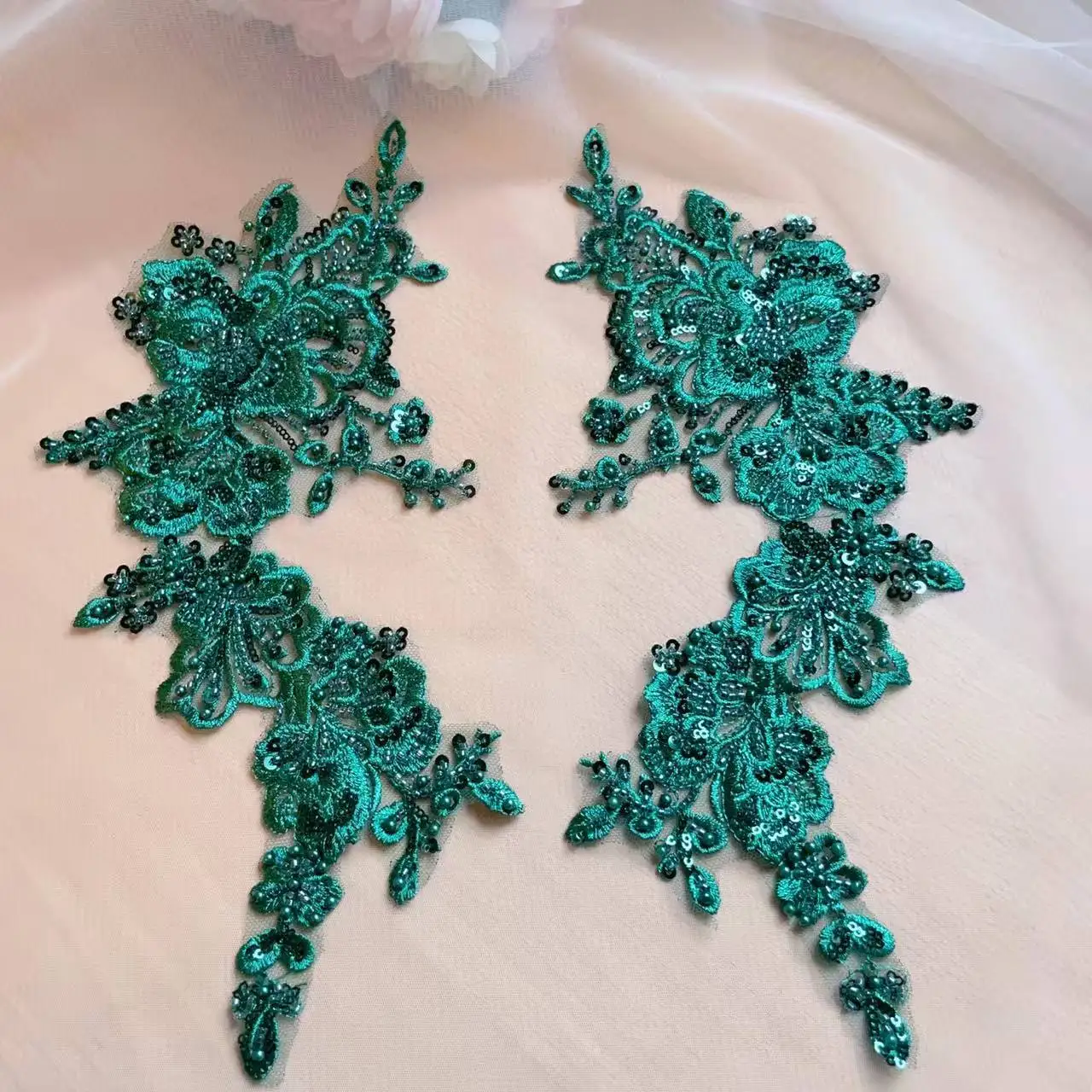 1 Paar. 10 Farben. Perlenbestickte Spitze mit Spiegelblumen, glänzende Tanzkostüme und Kopfbedeckungen, Kleidungsapplikation. Aufnäher für Kleidung – Detail 8