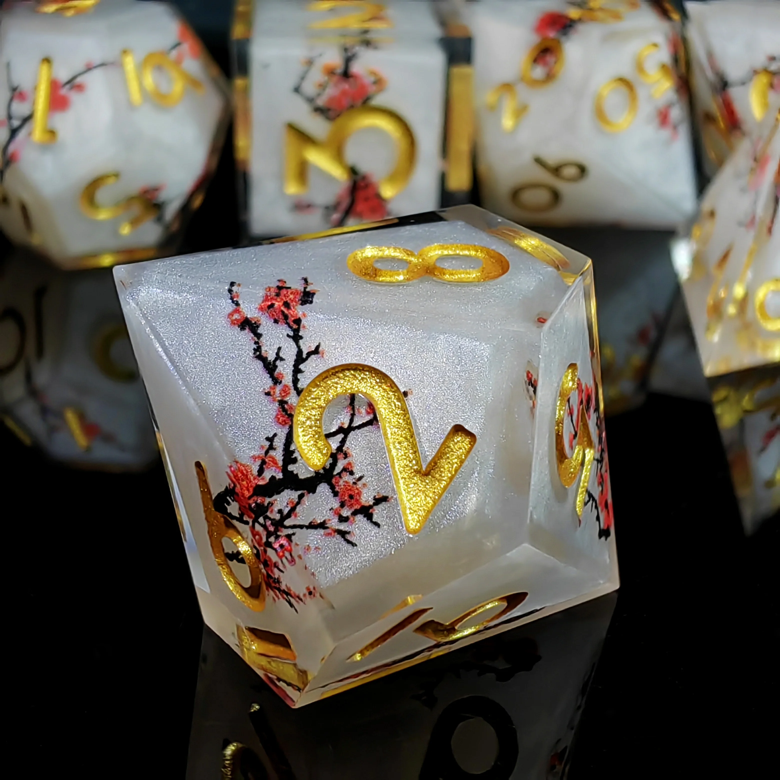 

7-Piece Resin DnD Dice Set, plum blossom pattern, Handmade Polyhedral Dice for Dungeons & Dragons, RPG and Tabletop Game