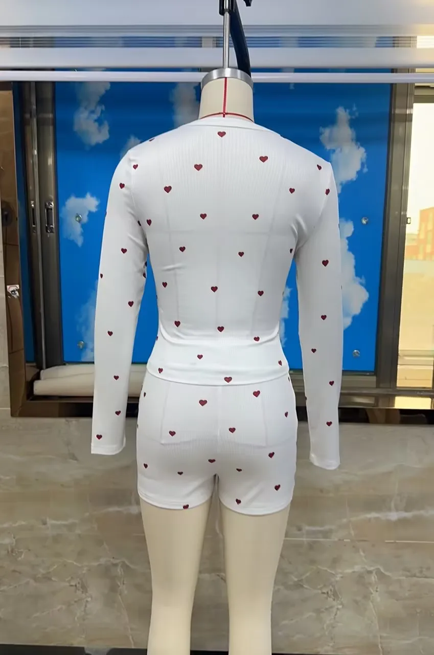 

Женский летний комплект из 2 предметов: стильный топ с длинными рукавами и квадратным вырезом с принтом в виде сердечек и мини-шорты для отдыха