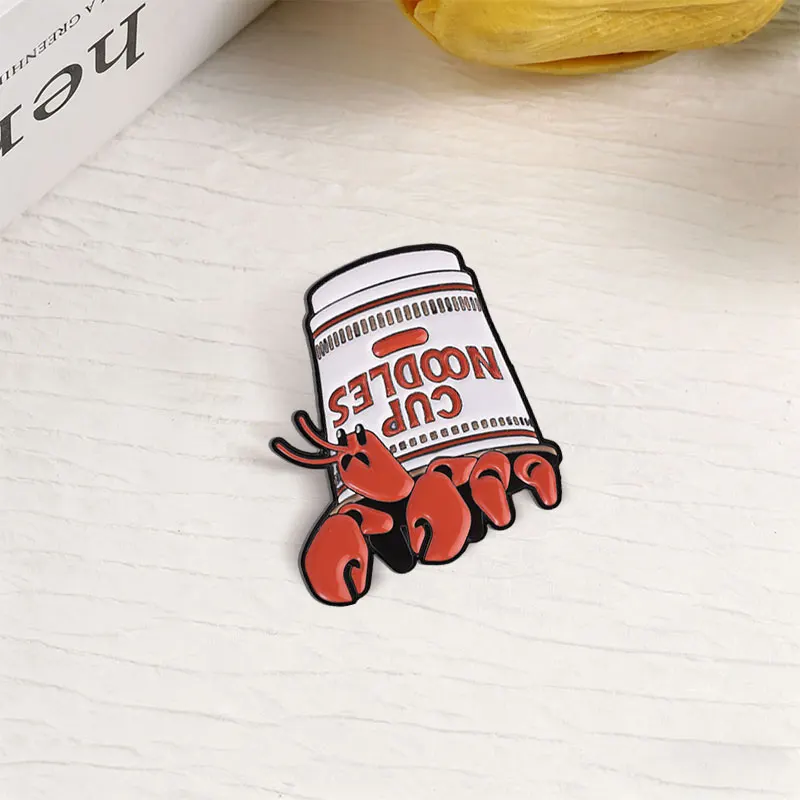 Lustiger Hummer-Cartoon-Emaille-Pin: Hummer, der aus dem umgekehrten Nudelbecher hervorquell – Brosche, Rucksack-Anstecknadel, Revers-Abzeichen, Schmuckgeschenk – Detail 5