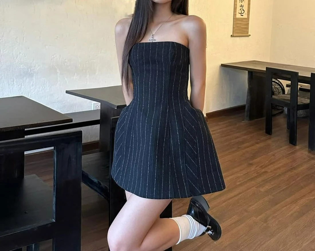 

Retro Black Striped Tube Top Dress for Women's Design Waist Pinching and Thin A-word Short Skirt