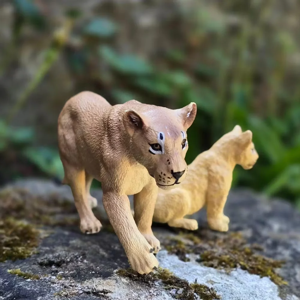 Toymany Symulacja Walking Lioness Wildlife Model zwierzęcia Zabawka Mini figurki Lalki Figurki akcji Zabawki dla dzieci Prezent