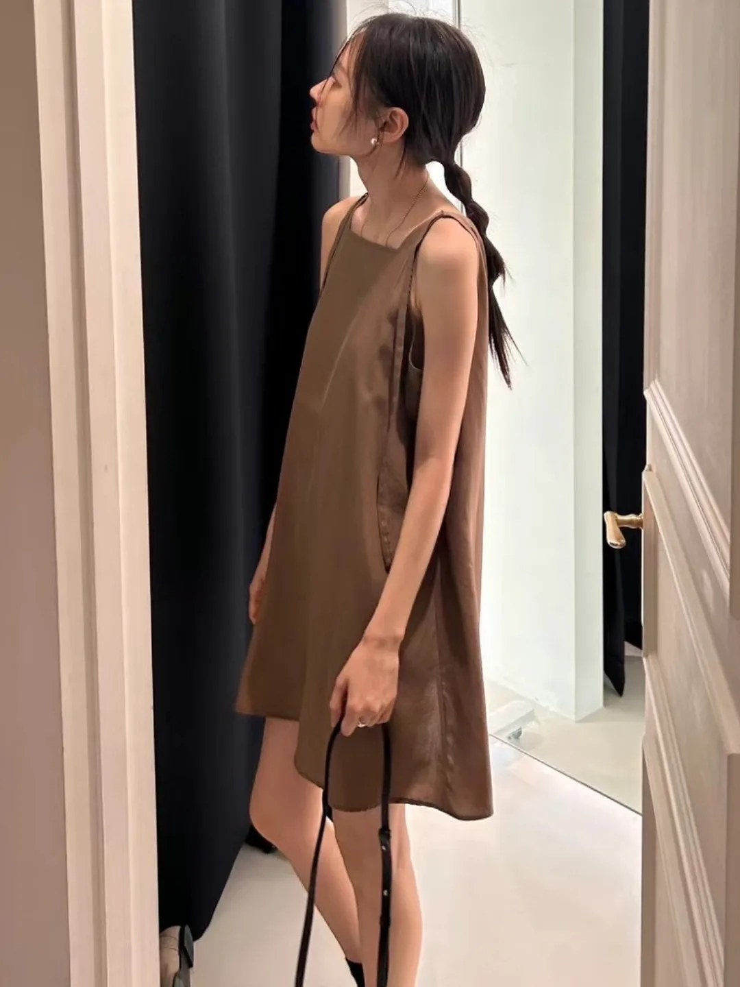 فستان صيفي جديد لعام 2025 للنساء، فستان قصير أنيق وعصري بدون أكمام مع حمالة، تناسب جميع المناسبات، تصميم عصري ومتعدد الاستخدا...