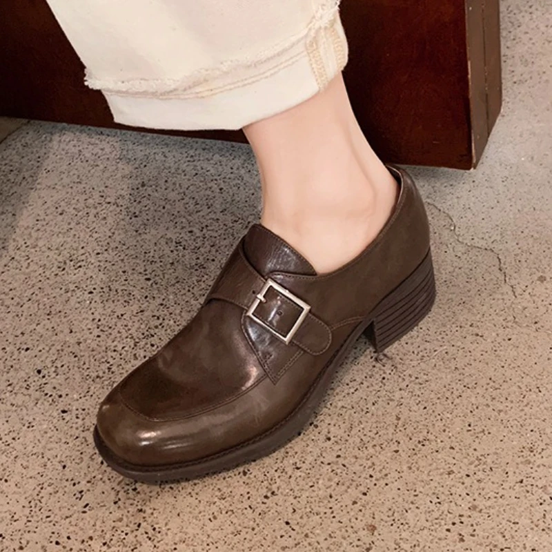 الفاخرة حزام مشبك تزيين صندل بكعب مكتنز المتسكعون النساء موضة جولة تو الخياطة تصميم كعب منخفض مضخات النمط البريطاني Zapatos Mujer