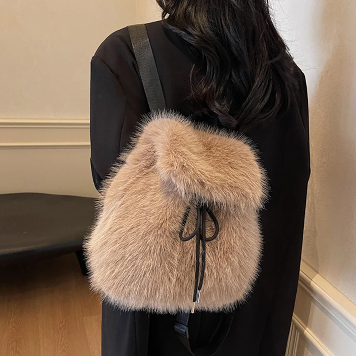 Imitation Fox Fur Plush Backpack, Soft and Foldable, Suitable for Autumn and Winter Wear and Photography, Warm, Fashionable and Comfortable, Wide Shoulder Straps Reduce Pressure and Make It Easier to Carry, Quick Storage Drawstring Design, Suitable for Daily Commuting, Shopping and School Use